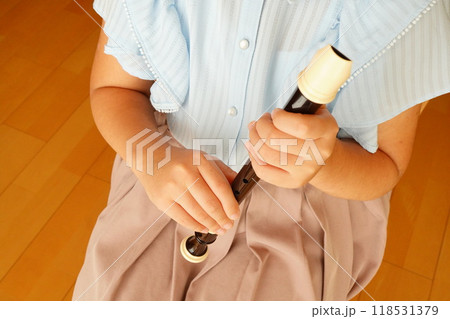 ソプラノリコーダーを持っている小学5年生の女の子。 118531379