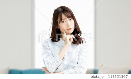考えごとをする女性 考えごとをする女性 118531567