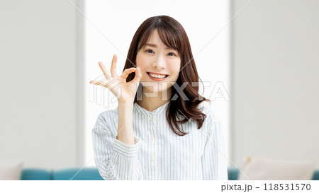 OKポーズをする笑顔の女性 OKポーズをする笑顔の女性 118531570