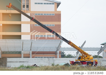 Cranes that are about to lift and deliver heavy items, cranes used in building construction. 118531640