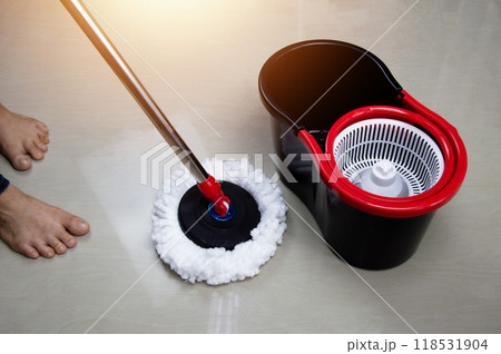 The housekeeper is mopping the floor and cleaning. The housekeeper is mopping the floor and cleaning. 118531904