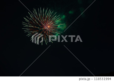 秋葉山本宮秋葉神社　奉納花火大会で夏の夜空に打ちあがる花火(静岡県) 118531994