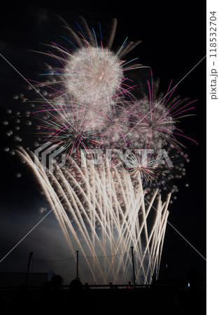 夏の夜空に打ちあがる花火 118532704