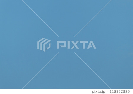 雲一つ無い青空　大人の青色の背景イメージ 118532889