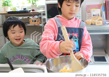 クッキーを作る子供 118535730