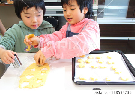 クッキーを作る子供 118535739