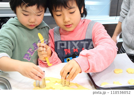 クッキーを作る子供 クッキーを作る子供 118536052