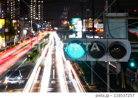 夜間の青信号と車が行きかう都市景観, 118537257