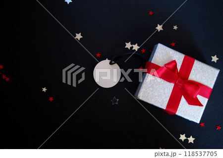 Horizontal dark background with gift box and blank tag.Space for text 118537705