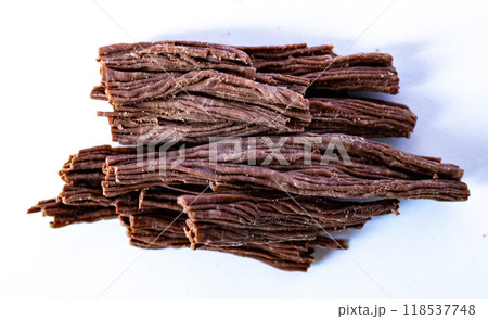 Chocolate pieces in the sahape of sticks in white background. Chocolate en rama Chocolate pieces in the sahape of sticks in white background. Chocolate en rama 118537748