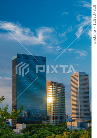 夕陽に輝くビル　大阪ビジネスパーク 118537819