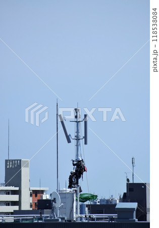 炎天下で行われるアンテナ新設工事 炎天下で行われるアンテナ新設工事 118538084