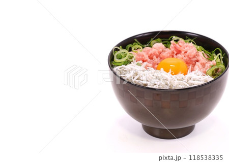 海鮮丼 しらす マグロのたたき ねぎ 玉子 明るい背景 海鮮丼 しらす マグロのたたき ねぎ 玉子 明るい背景 118538335