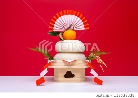 本物のお餅“鏡餅“を中央に配置した写真　紅白背景　低い三宝(台座)あり 118538339