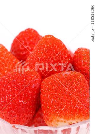 大きいイチゴ　紅かおり　静岡県産　新品種　ガラスの器　明るい背景 118538366