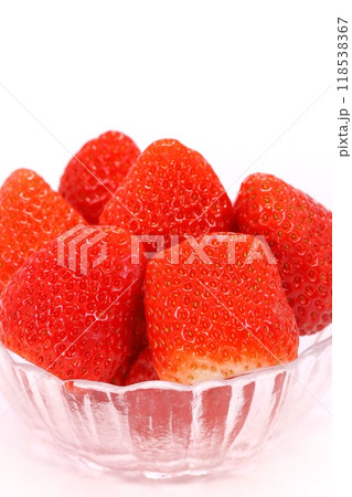 大きいイチゴ　紅かおり　静岡県産　新品種　ガラスの器　明るい背景 118538367