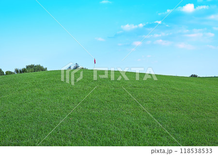 真夏のゴルフ場 丘の上の旗 人無し 真夏のゴルフ場 丘の上の旗 人無し 118538533