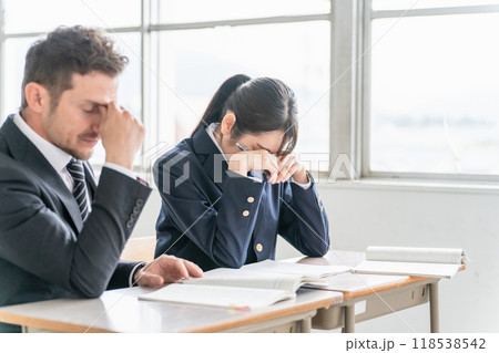 思春期・反抗期に学習障害やADHDで悩む中学生・高校生と欧米人の先生 118538542