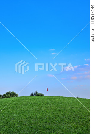 真夏のゴルフ場　丘の上の旗　人無し　 118538544