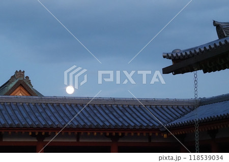 中秋の名月と建物 118539034