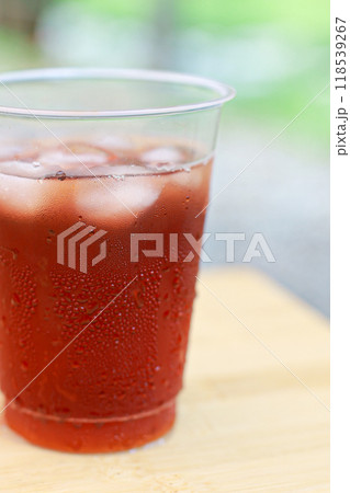 glass of tea with ice 118539267