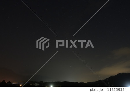 北杜市白州町、未明の西の空を山際まで降りて来た夏の大三角 118539324