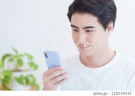 スマホを操作する男性 スマホを操作する男性 118539335
