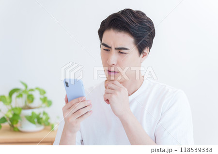 スマホを操作する男性 スマホを操作する男性 118539338