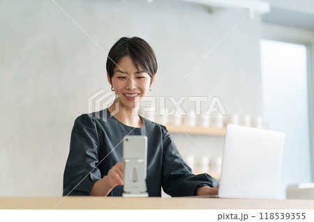 女性 カウンター 女性 カウンター 118539355