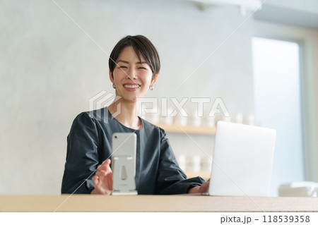女性 カウンター 女性 カウンター 118539358
