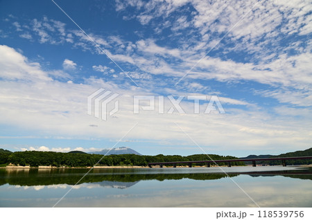 御所湖と岩手山 118539756