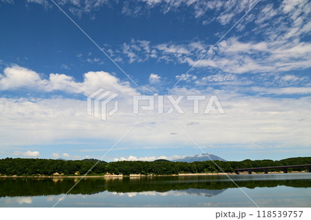 御所湖と岩手山 118539757