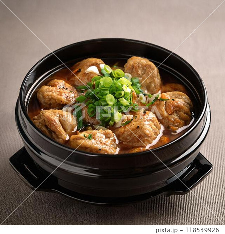 美味しそうな鶏のつくね鍋 118539926
