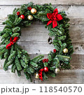 クリスマスの飾りのあるクリスマスツリー 118540570