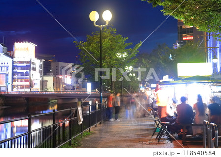 【福岡県】博多の中洲の屋台の夜景 118540584