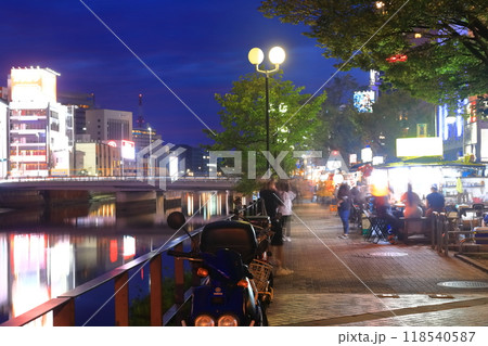 【福岡県】博多の中洲の屋台の夜景 118540587