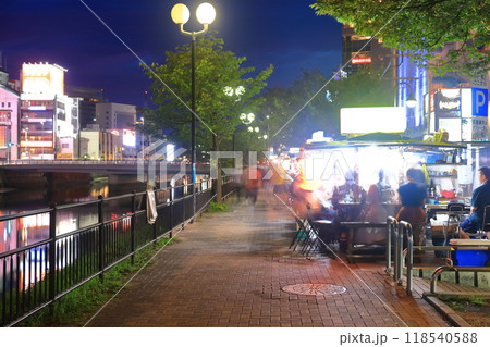 【福岡県】博多の中洲の屋台の夜景 118540588