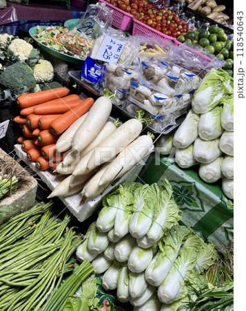 市場で売られている野菜 118540643