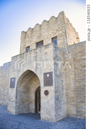 ゾロアスター教のアテシュギャーフ寺院の境内 118540835