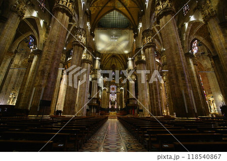 ミラノのドゥオーモの内部短軸方向 118540867