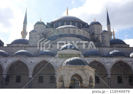 トルコ イスタンブール ブルー･モスクの泉亭とドーム 118540979