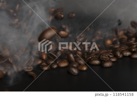 コーヒー豆 焙煎したコーヒー豆から湯気が立つ コーヒー豆 焙煎したコーヒー豆から湯気が立つ 118541158
