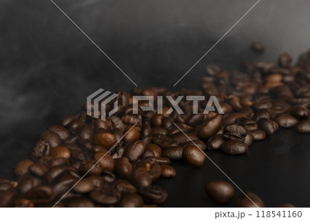 コーヒー豆　焙煎したコーヒー豆から湯気が立つ 118541160