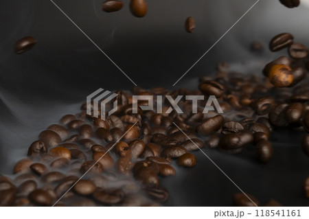 コーヒー豆 焙煎したコーヒー豆から湯気が立つ コーヒー豆 焙煎したコーヒー豆から湯気が立つ 118541161