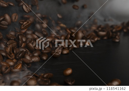 コーヒー豆　焙煎したコーヒー豆から湯気が立つ 118541162