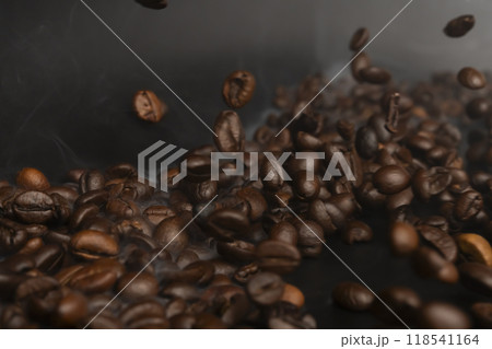 コーヒー豆　焙煎したコーヒー豆から湯気が立つ 118541164