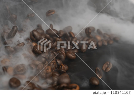 コーヒー豆 焙煎したコーヒー豆から湯気が立つ コーヒー豆 焙煎したコーヒー豆から湯気が立つ 118541167