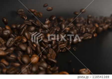 コーヒー豆　焙煎したコーヒー豆から湯気が立つ 118541169