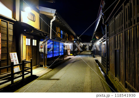 レトロな夜の街並み レトロな夜の街並み 118541930