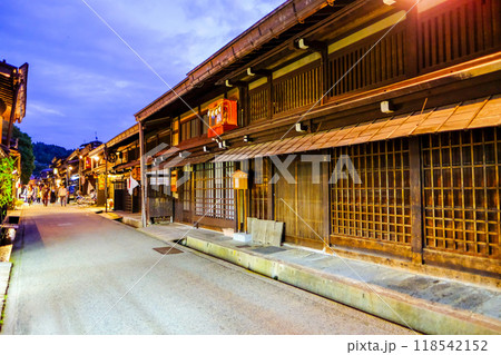 夕暮れの高山の町並み 118542152